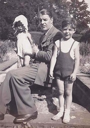 Father with kids wtr gdn P